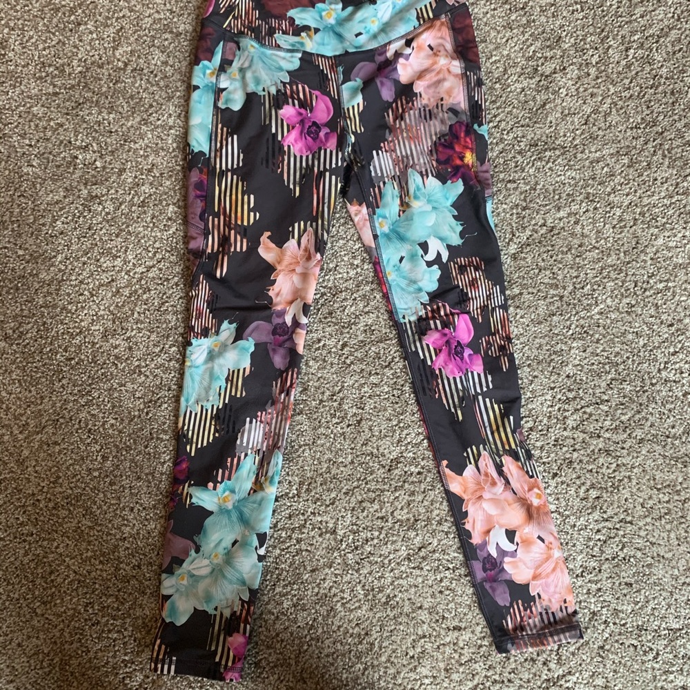 Capri yoga pants size small